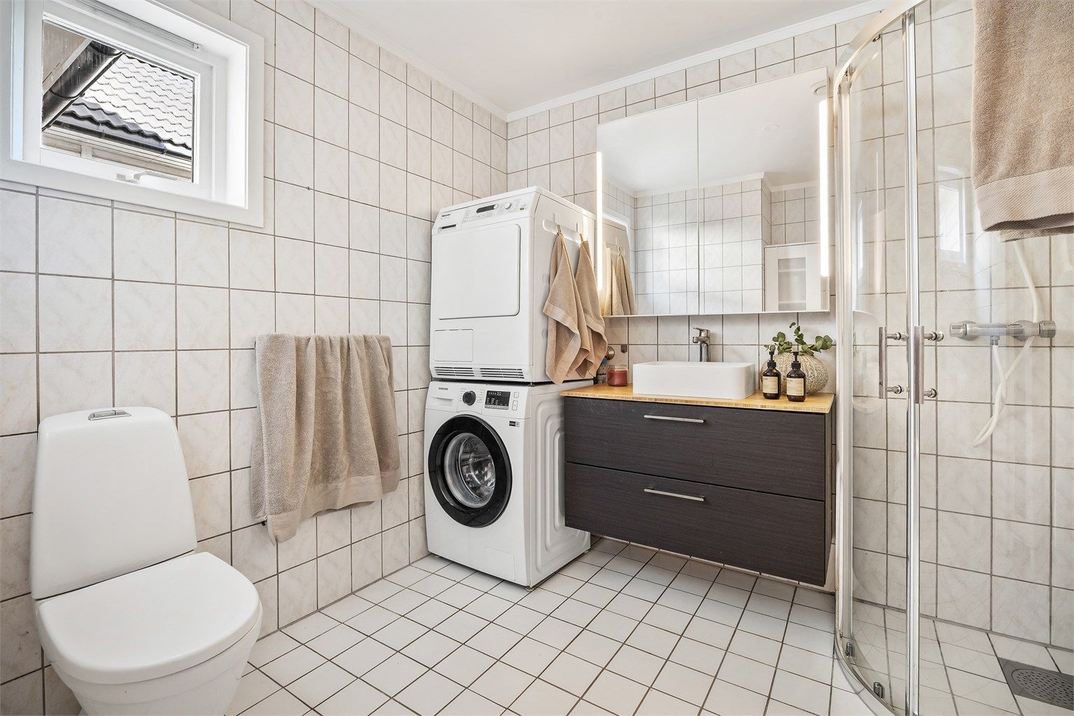Badet i første etasje er helfliset og har varmekabler i gulvet. Her er det også opplegg for vaskemaskin.