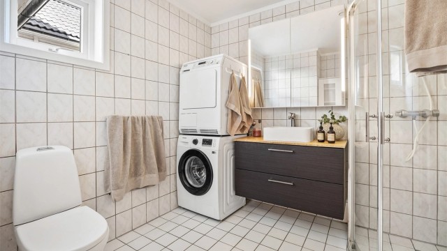 Badet i første etasje er helfliset og har varmekabler i gulvet. Her er det også opplegg for vaskemaskin.