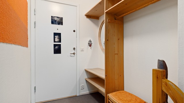 Entréen ligger i 4. etasje og fungerer som en praktisk velkomstsone til boligen
