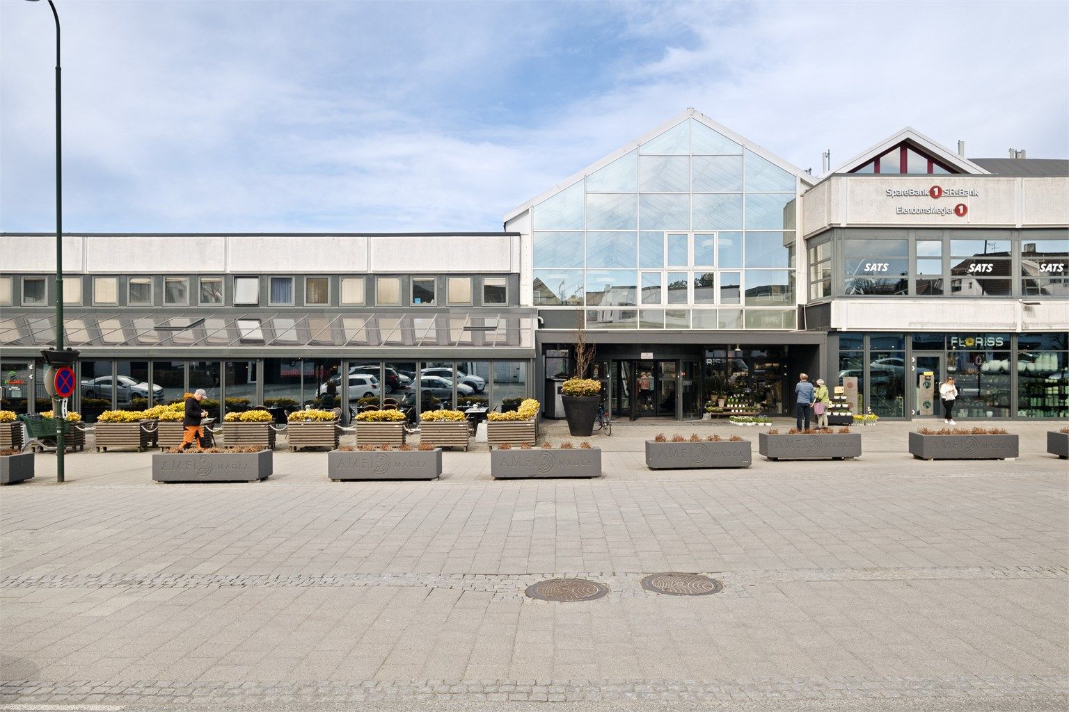 Madla Amfi med alle sine sevicetilbud er kun en kort gange fra leiligheten. 