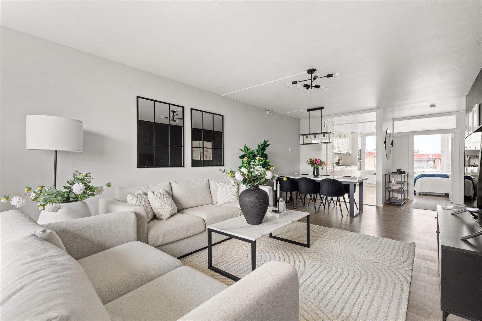 Krogsveen v/Simen Grevskott har gleden av å presentere denne lyse og tiltalende 4-roms toppleiligheten.