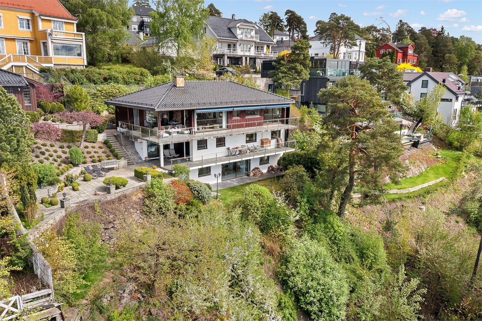 Stor arkitekttegnet enebolig på 294 kvm med bl.a. flott fjordutsikt fra alle etasjer og alle oppholdsrom. Innholdsrik og god planløsning med bl.a. 4 stuer, 3 bad, 5 soverom (mulighet for flere), ildsteder og mulighet for etablering av hybel