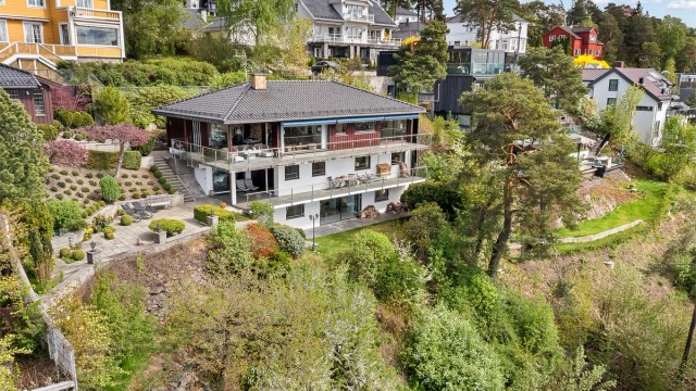 Stor arkitekttegnet enebolig på 294 kvm med bl.a. flott fjordutsikt fra alle etasjer og alle oppholdsrom. Innholdsrik og god planløsning med bl.a. 4 stuer, 3 bad, 5 soverom (mulighet for flere), ildsteder og mulighet for etablering av hybel