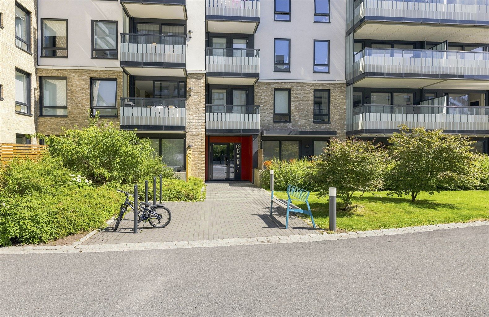 Leiligheten ligger i et moderne bygg fra 2020 