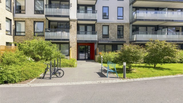 Leiligheten ligger i et moderne bygg fra 2020