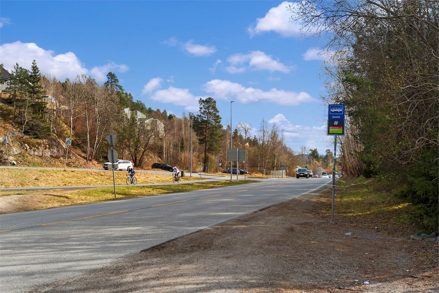 Nærmeste bussholdeplass er Stenfeltlia, med kun få minutters gange og gode forbindelse til blant annet Ski stasjon.