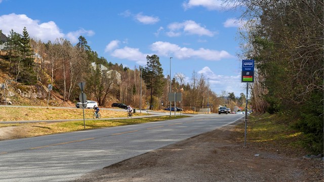 Nærmeste bussholdeplass er Stenfeltlia, med kun få minutters gange og gode forbindelse til blant annet Ski stasjon.