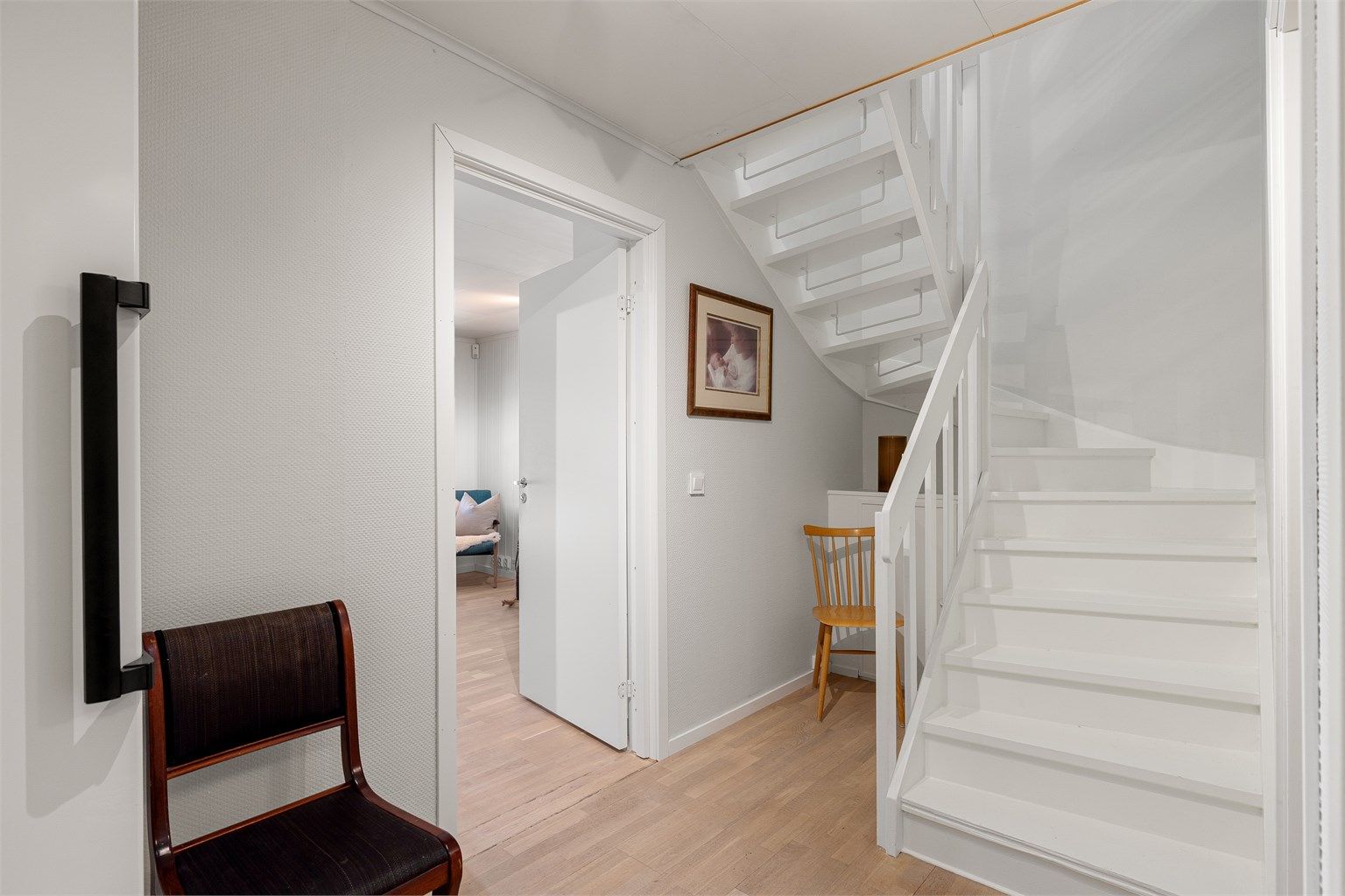 Under trappen ned til underetasjen er det plass til kontorpult eller ekstra lagring