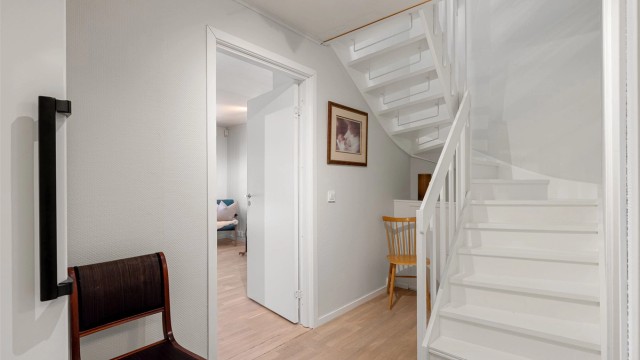 Under trappen ned til underetasjen er det plass til kontorpult eller ekstra lagring