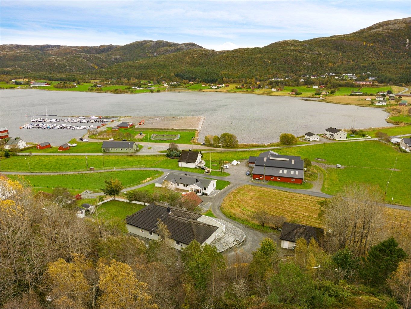 Fevåg ligger i Indre Fosen kommune, ca. 19,5 kilometer sørvest for Sørfjorden og 21 kilometer nord for Rissa. 