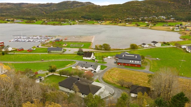 Fevåg ligger i Indre Fosen kommune, ca. 19,5 kilometer sørvest for Sørfjorden og 21 kilometer nord for Rissa.