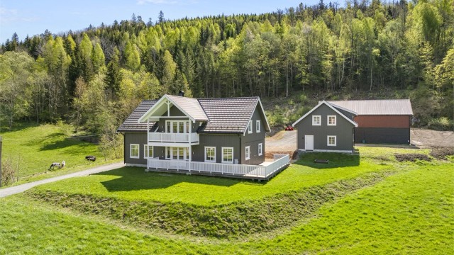 Våningshus og garasje ble bygget i 2019 og ferdigstilt i 2020.