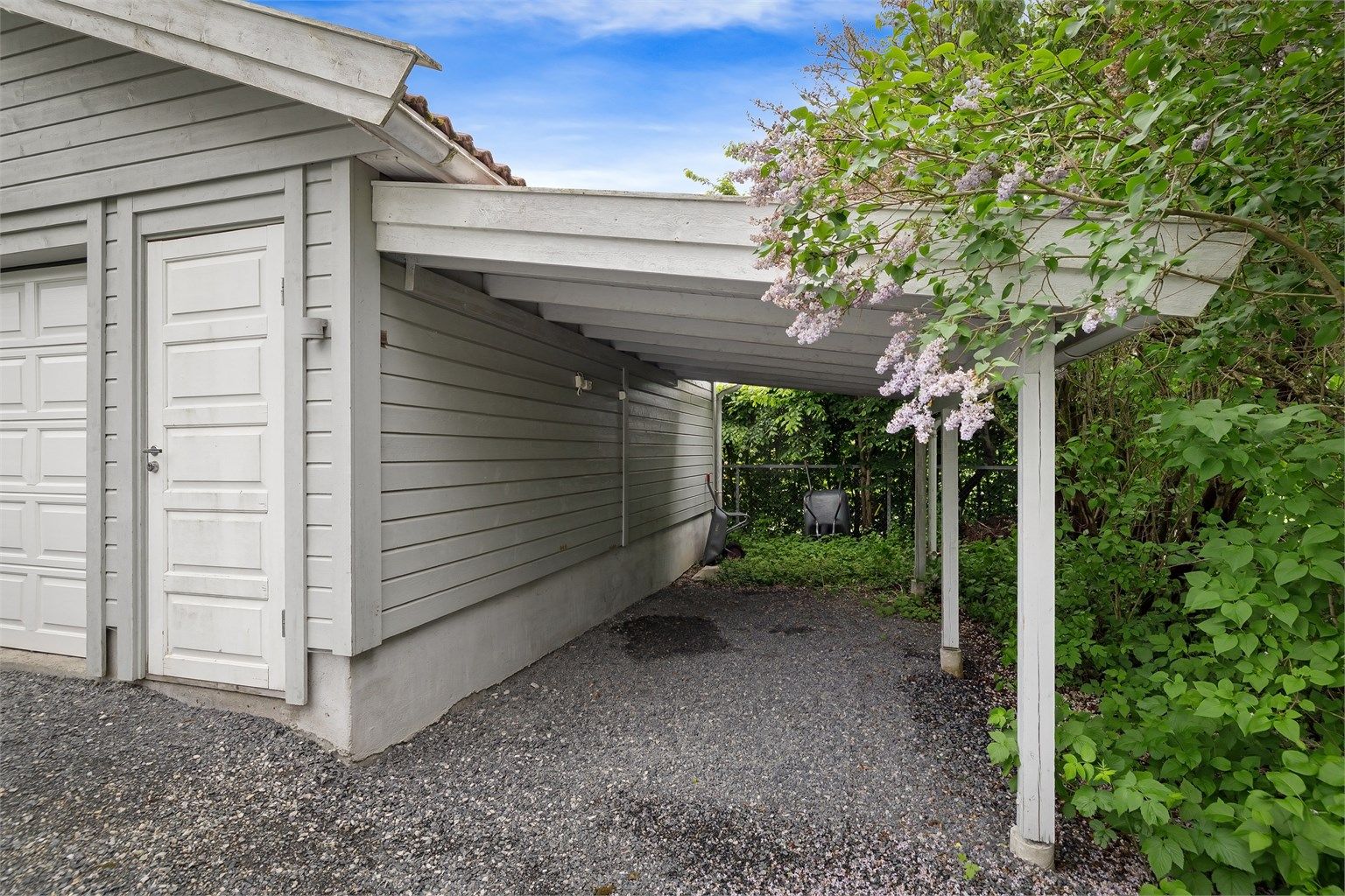 Leiligheten disponerer en carport