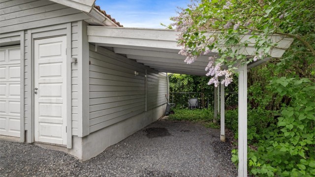 Leiligheten disponerer en carport