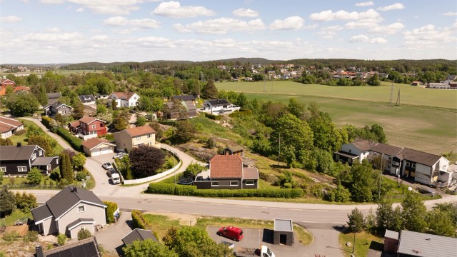 Det er ingen nærstående bebyggelse rundt eiendommen, i sør og øst et område med naturlig vegetasjon.