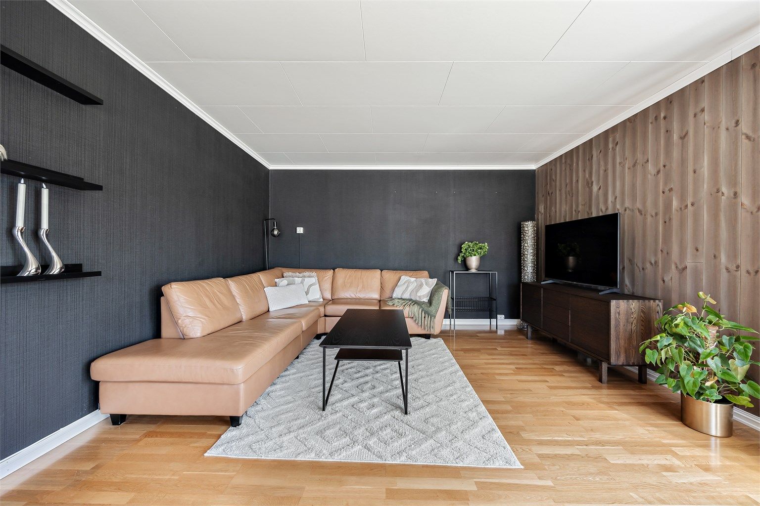 Stuen er romslig og lett å møblere, med plass til en stor sofagruppe.