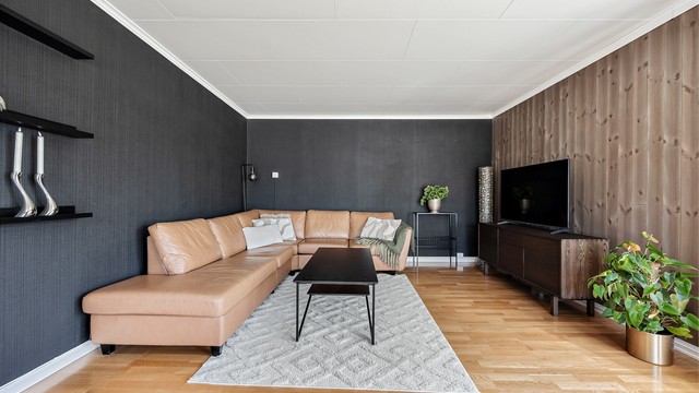 Stuen er romslig og lett å møblere, med plass til en stor sofagruppe.