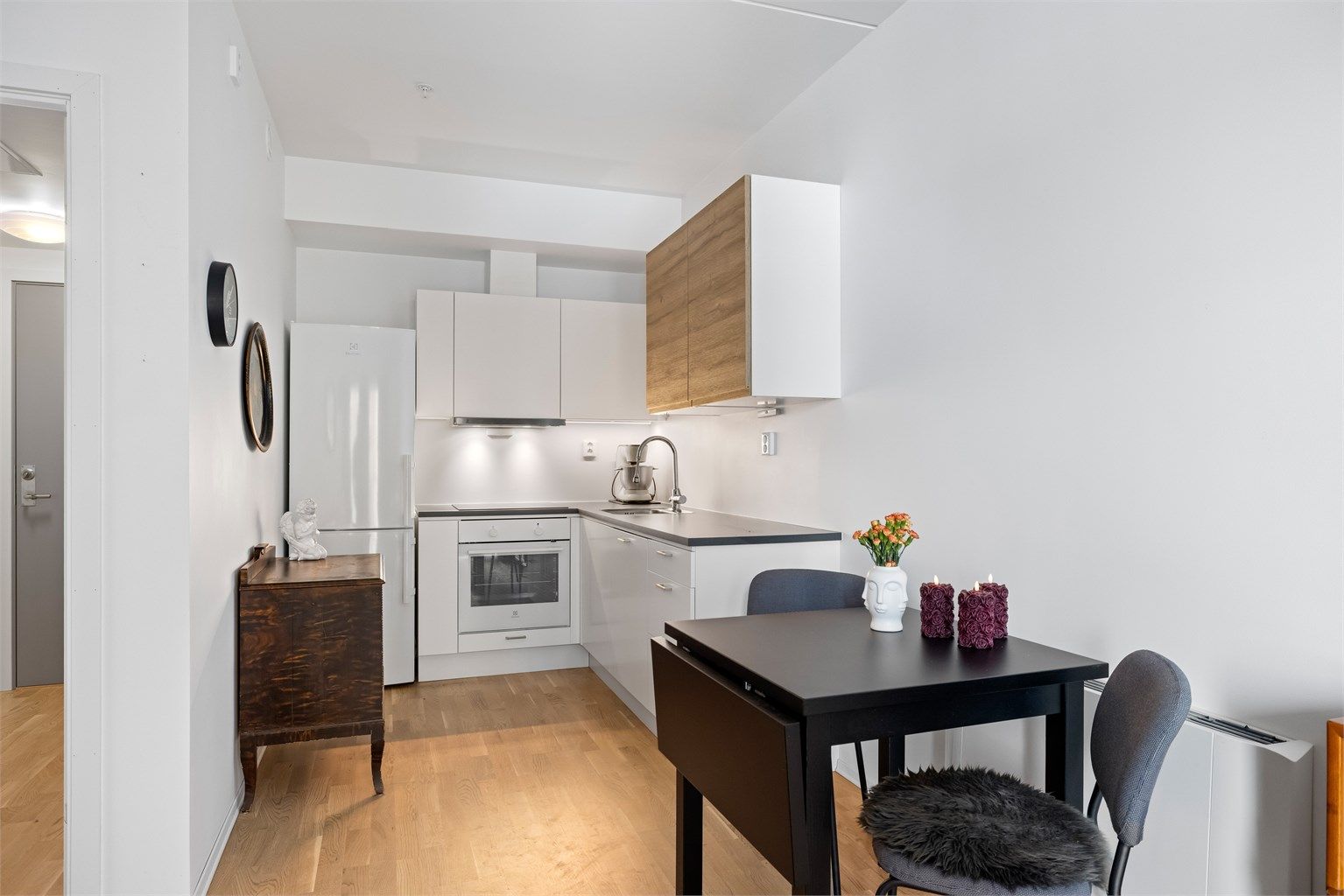 God belysning under overskapene gir en funksjonell arbeidsflate.