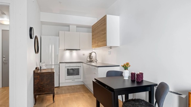 God belysning under overskapene gir en funksjonell arbeidsflate.