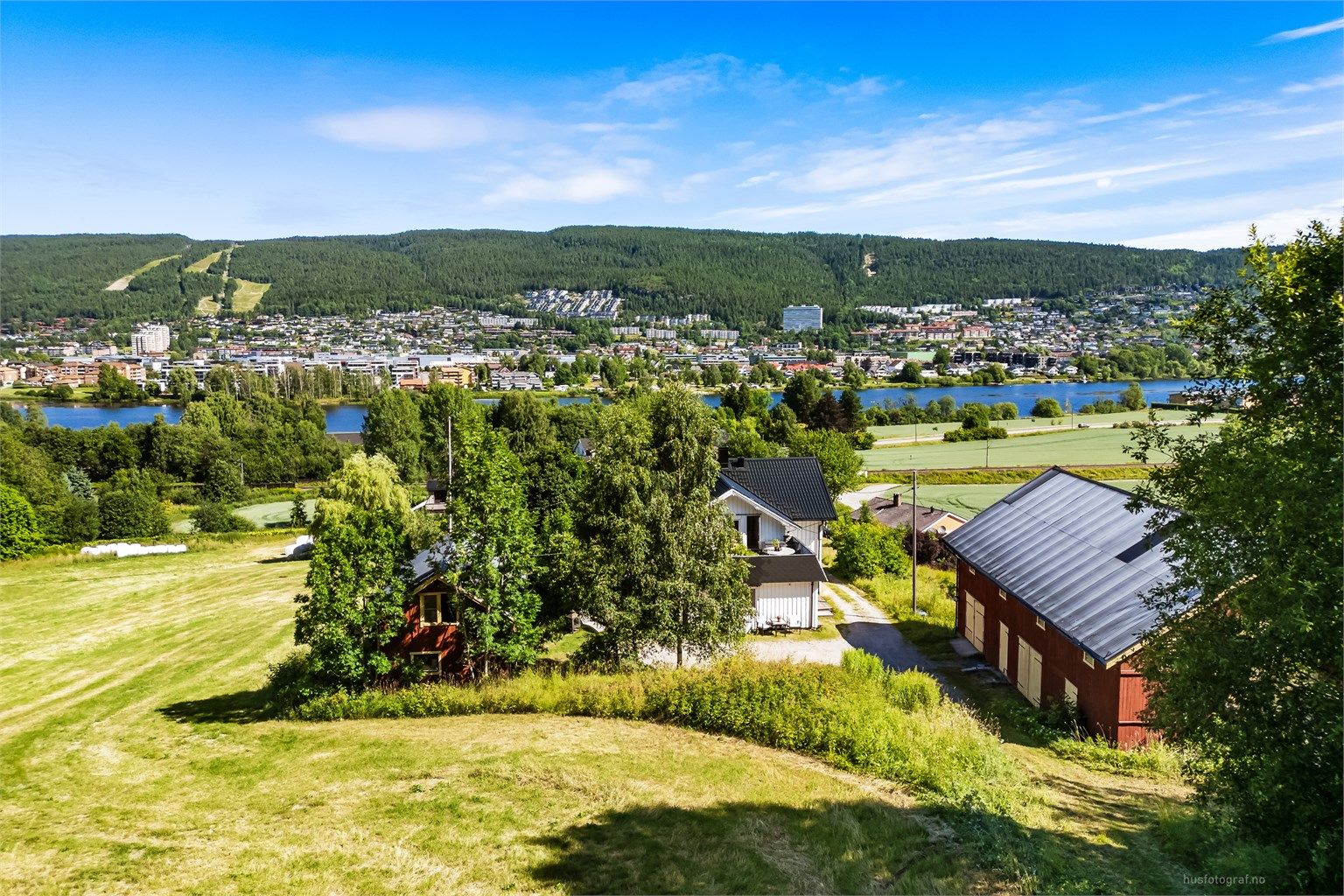 Ca. 26,6 mål av tomten er avsatt til boligbebyggelse iht. kommuneplanen datert 18.06.2025.