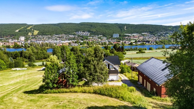 Ca. 26,6 mål av tomten er avsatt til boligbebyggelse iht. kommuneplanen datert 18.06.2025.