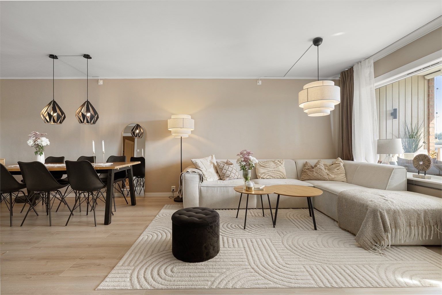 Luftig stue med store vindusflater som slipper inn rikelig med naturlig lys gjennom hele dagen.