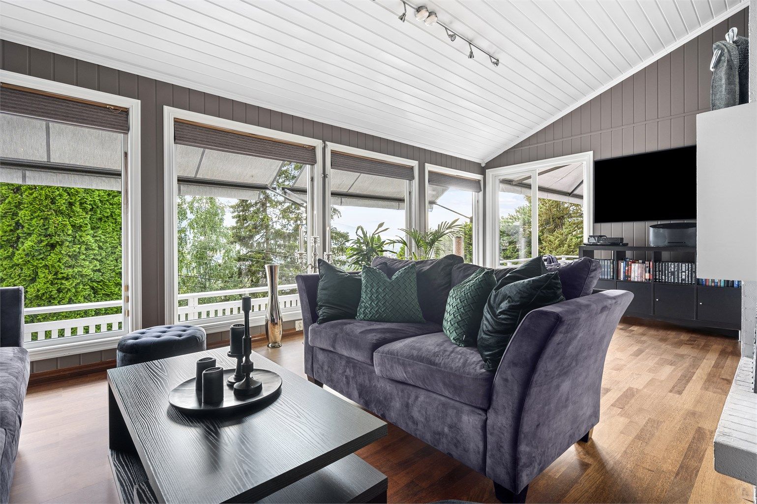  Boligen er holdt i lyse og delikate nyanser, som sammen med store vindusflater og rikelig med lysinnslipp skaper en lys og luftig atmosfære i boligen.