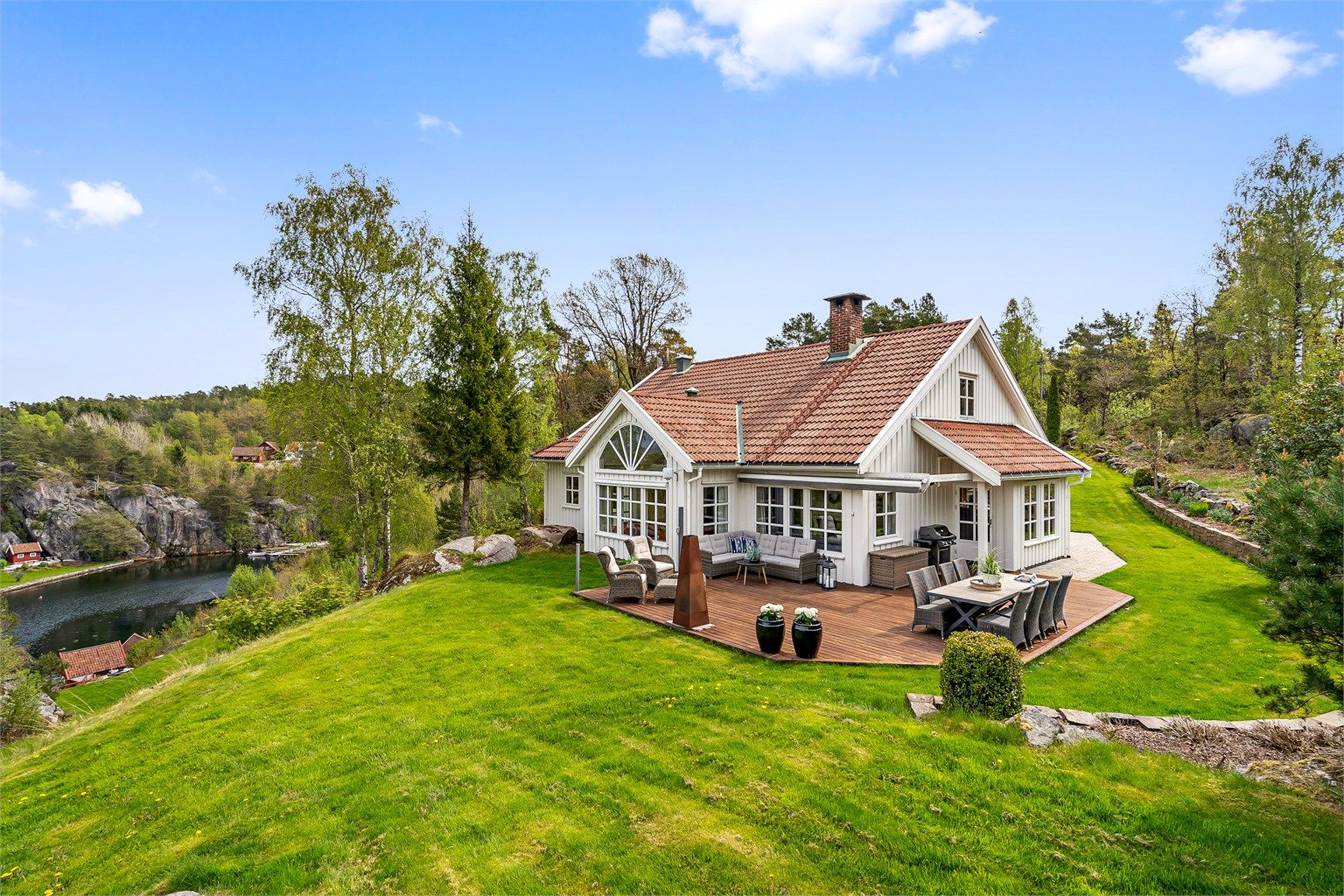 Velkommen til Espevigveien 74 - En sjelden mulighet av en eiendom på Justøya med sjøbod, brygge og utsikt over Blindleia med solrik og usjenert beliggenhet