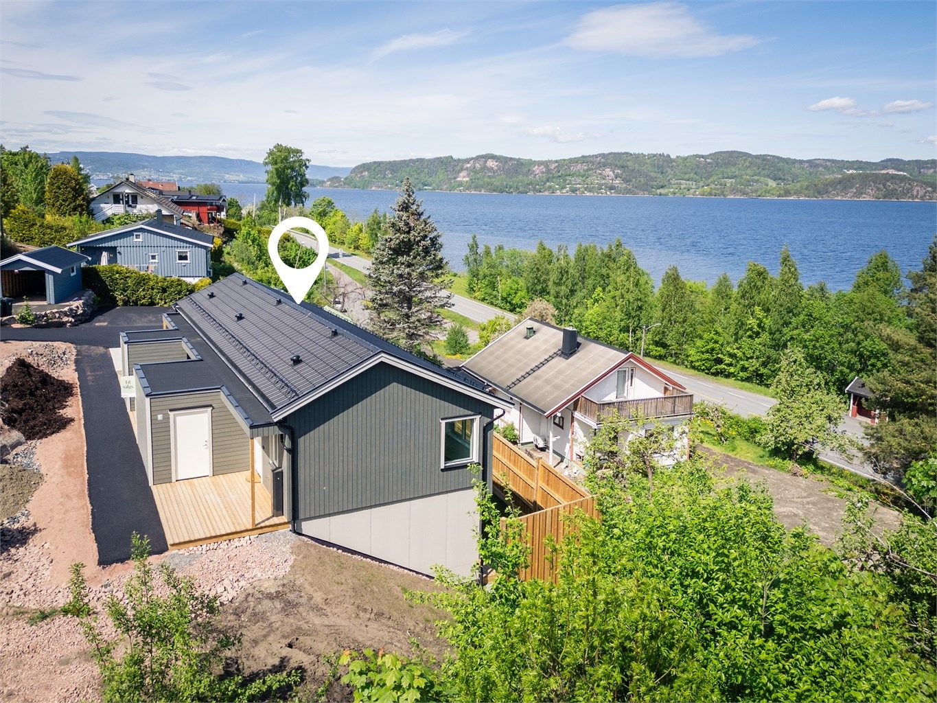Kort vei til fjorden med bl.a. Tangen Fjordpark som har badestrand, beachvolleyballbane m.m.