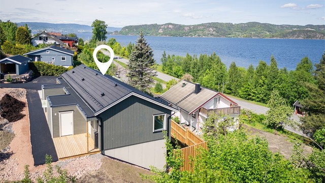 Kort vei til fjorden med bl.a. Tangen Fjordpark som har badestrand, beachvolleyballbane m.m.