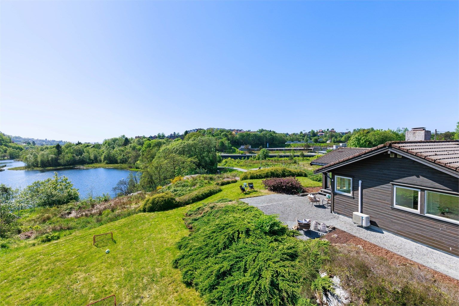 Velkommen til Bjørkåsen 40! Enebolig i enden av blindvei med idyllisk og usjenert beliggenhet rett ved Tranevannet. 