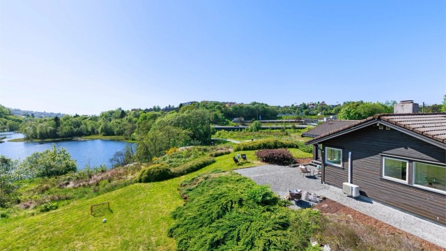 Velkommen til Bjørkåsen 40! Enebolig i enden av blindvei med idyllisk og usjenert beliggenhet rett ved Tranevannet.