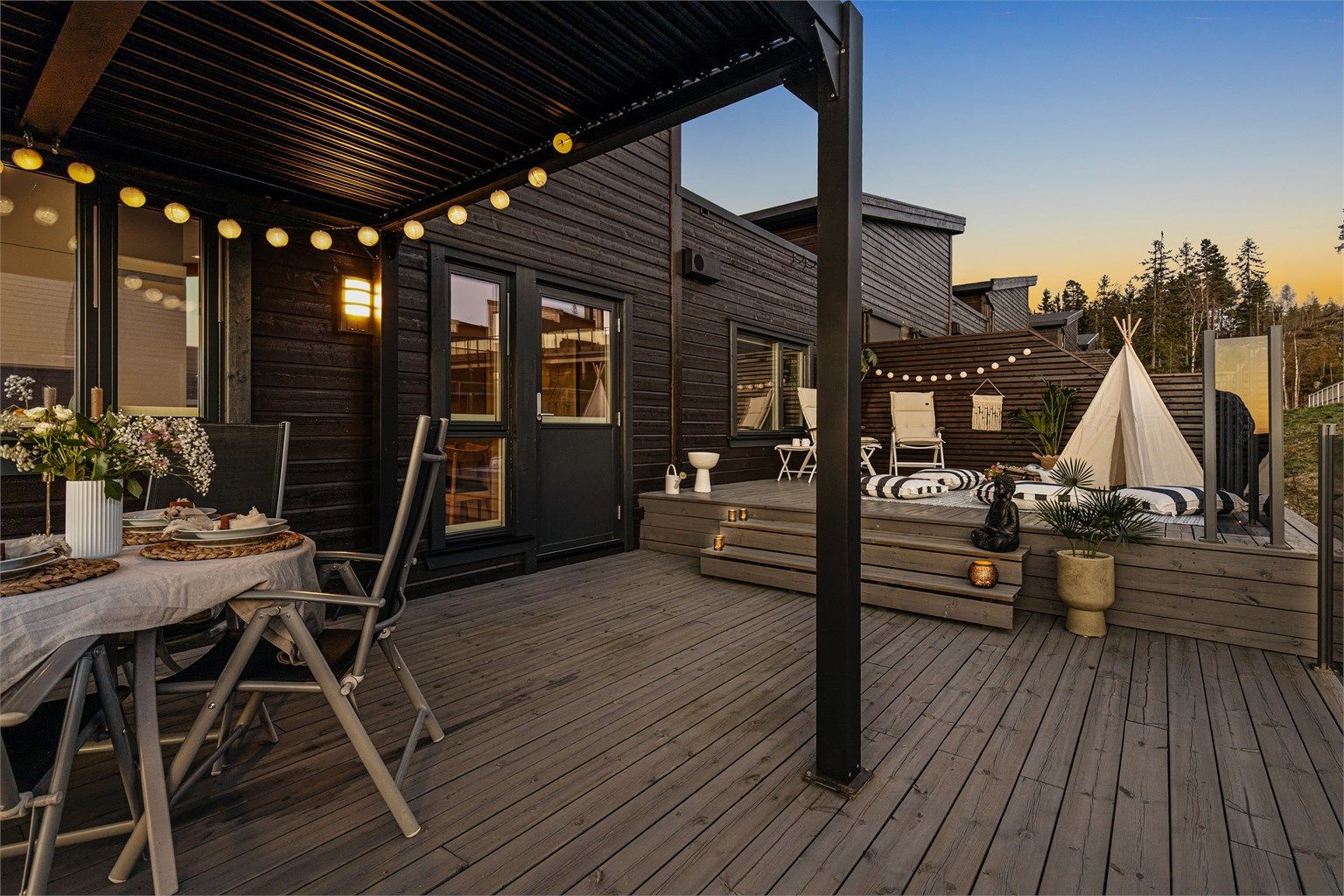 Uteplassen blir en forlengelse av boligen, med flere soner for avslapning og sosialt samvær.