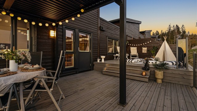 Uteplassen blir en forlengelse av boligen, med flere soner for avslapning og sosialt samvær.