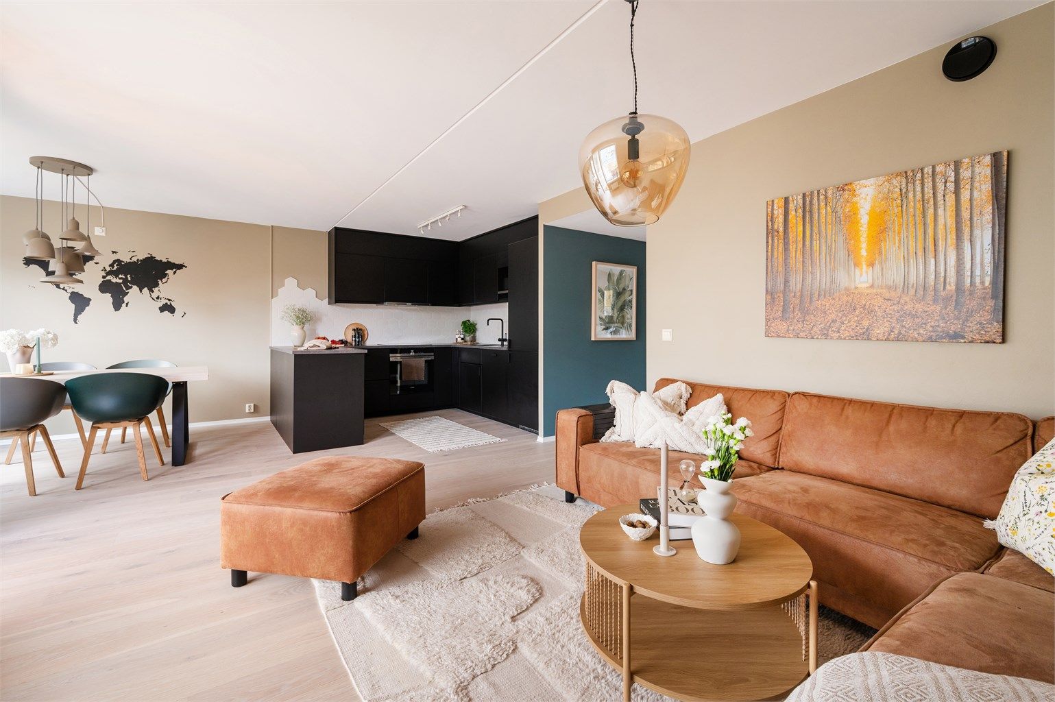 Innbydende stue i åpen og sosial løsning med kjøkkenet. 