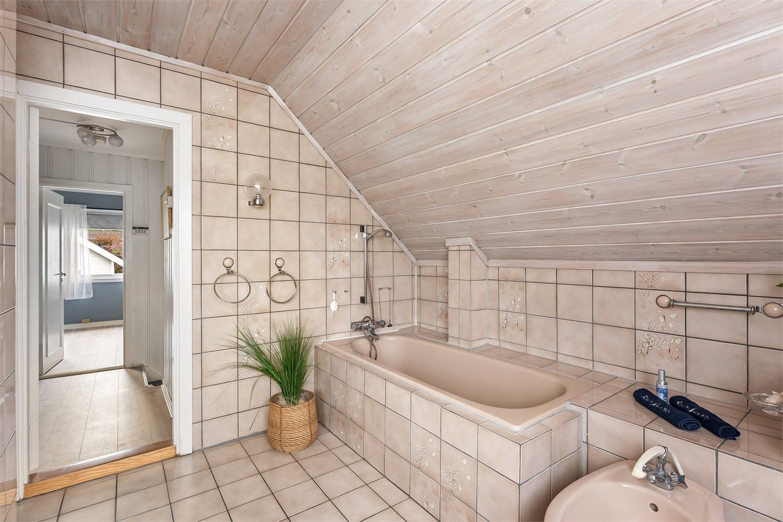 Badet er utstyrt med både innbygget badekar og bidé.