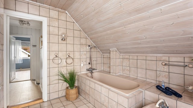 Badet er utstyrt med både innbygget badekar og bidé.