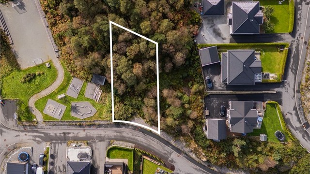 Velkommen til Lønvarden 2! Meget flott boligtomt i regulert boligområde. Tomten er 798 kvm.