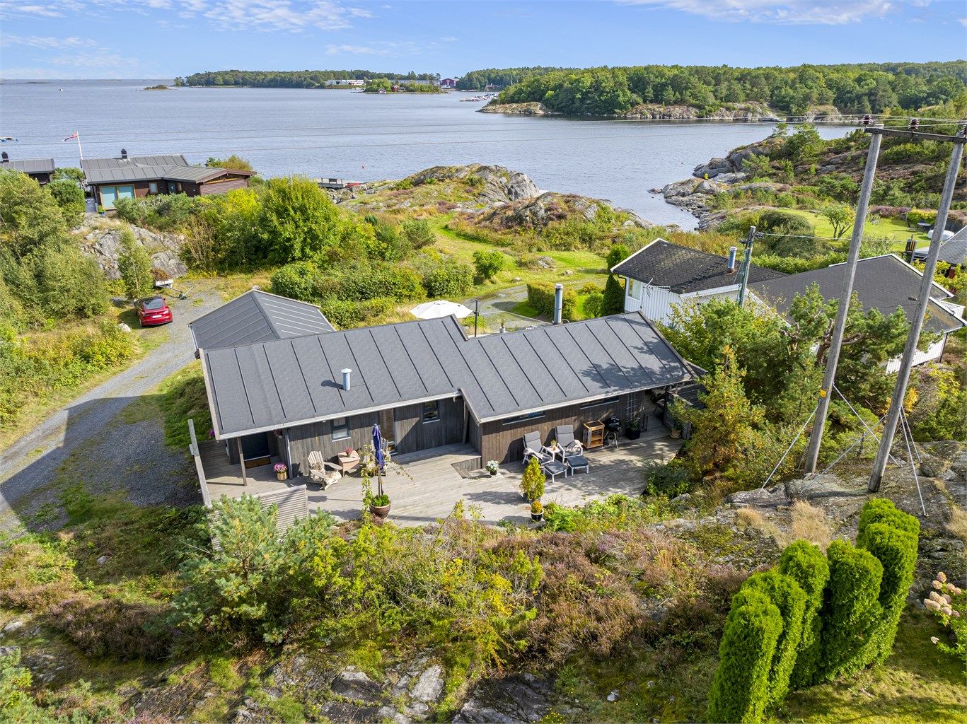 Det er nytt tilbygg, terrasser, taktekking, takrenner, vinduer, etterisolert, kledning, bad og kjøkken, med mer!