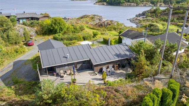 Det er nytt tilbygg, terrasser, taktekking, takrenner, vinduer, etterisolert, kledning, bad og kjøkken, med mer!