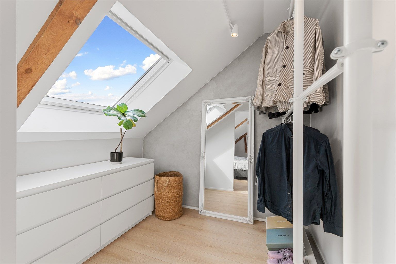 Praktisk walk-in garderobe, etablert i 2015.