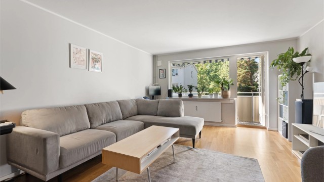 Store vindusflater slipper inn rikelig med naturlig lys.