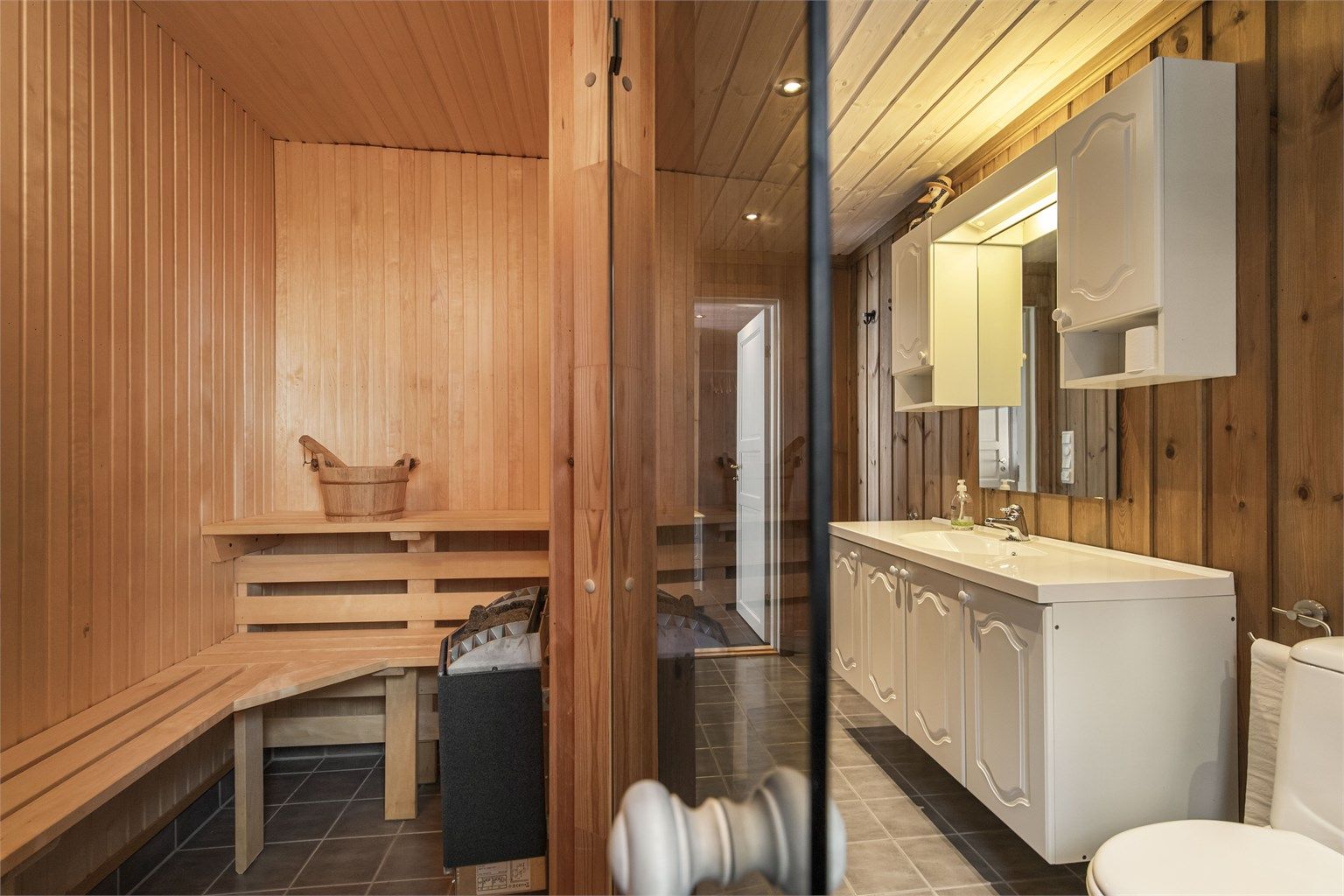 Fra badet er det direkte adkomst til en egen badstue – perfekt etter en lang dag i skibakken.