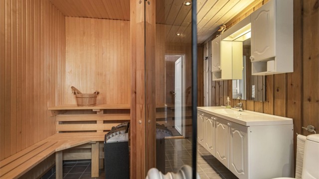 Fra badet er det direkte adkomst til en egen badstue – perfekt etter en lang dag i skibakken.
