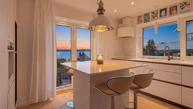 Her får du et hjem med et særegent uttrykk og en gjennomført detaljgrad. Skreddersydde løsninger utnytter hver kvadratmeter optimalt og skaper en bolig som både er praktisk og elegant