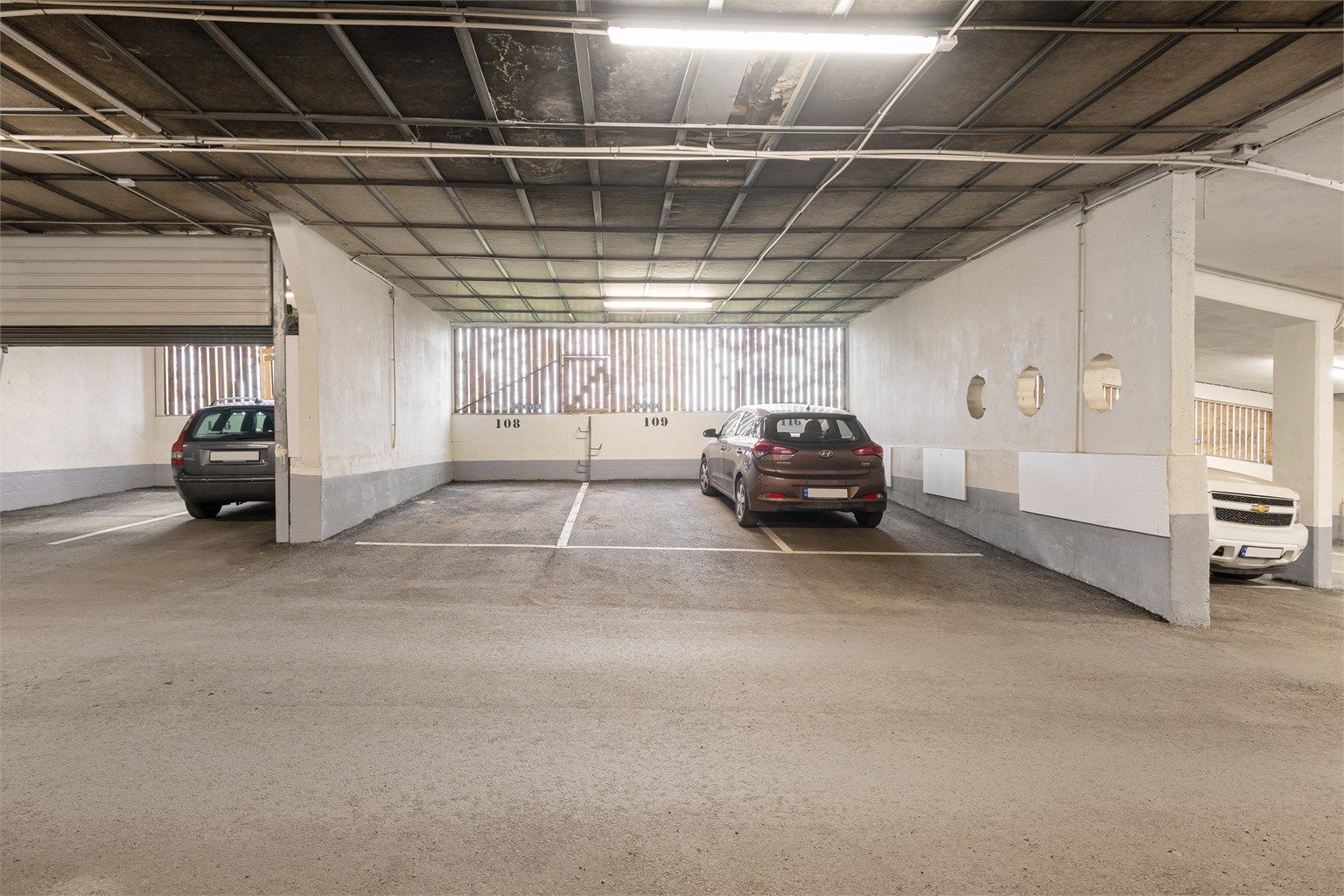 Det medfølger en fast parkeringsplass (nr. 109) i felles, lukket garasjeanlegg i underetasjen.