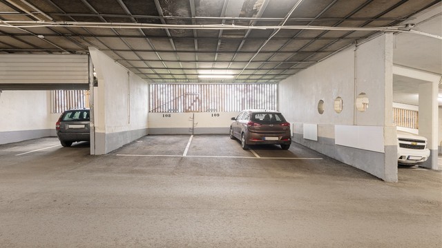Det medfølger en fast parkeringsplass (nr. 109) i felles, lukket garasjeanlegg i underetasjen.