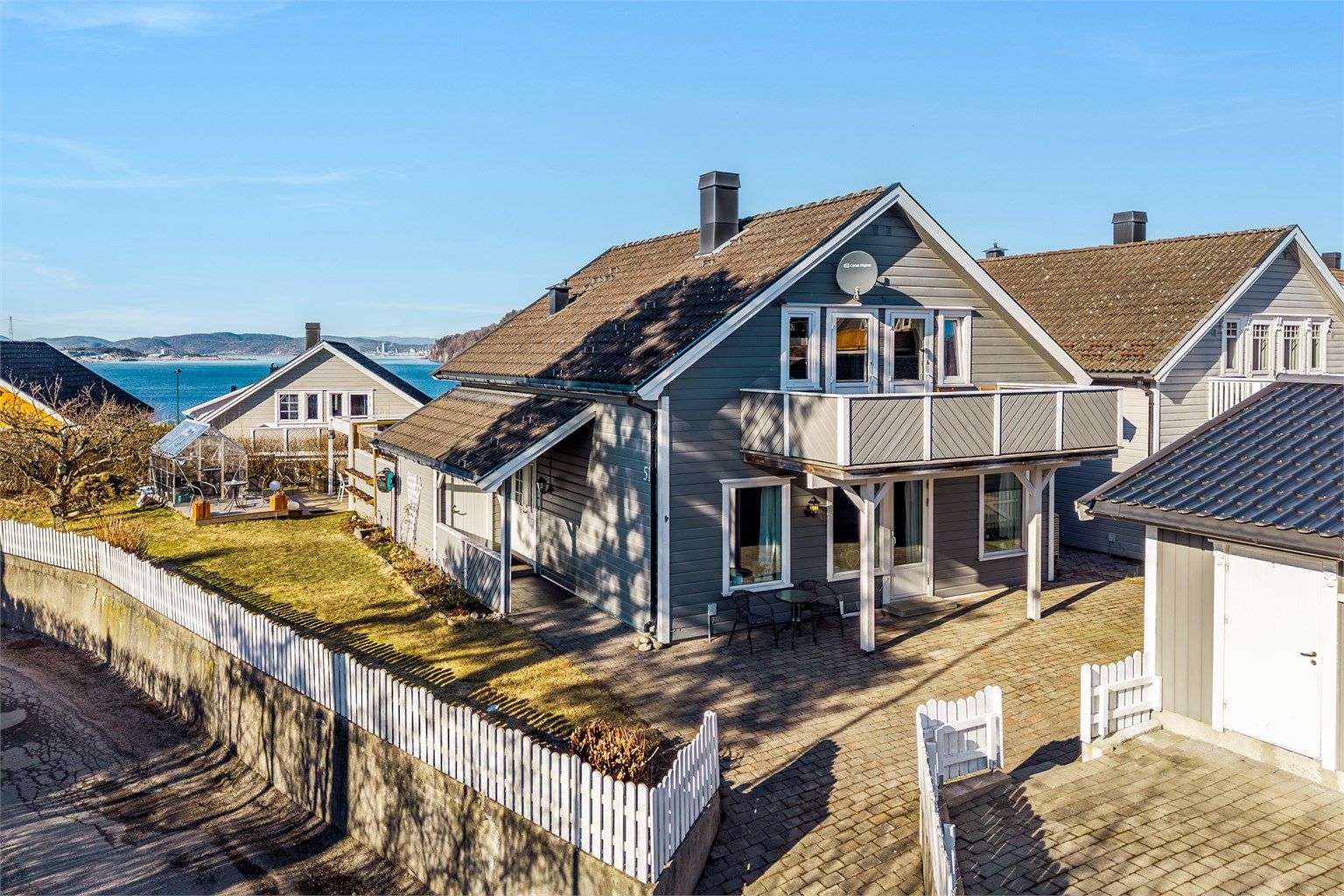 Stor gårdsplass med belegningsstein.