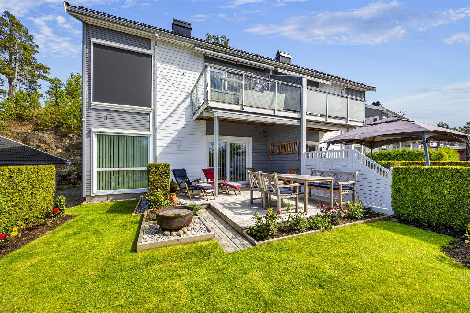 Leiligheten har utgang til markterrasse fra stuen og en pen, velholdt hage omkranset av hekk. 