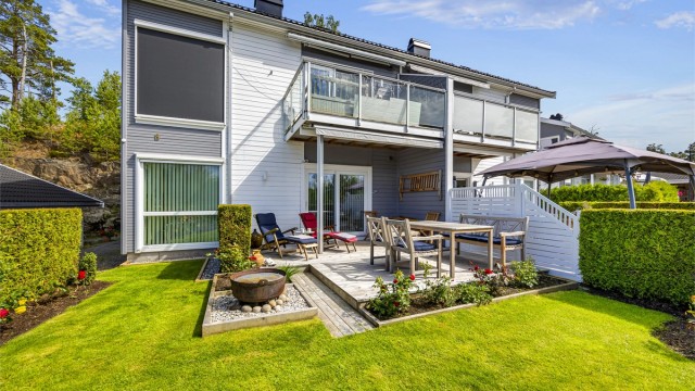 Leiligheten har utgang til markterrasse fra stuen og en pen, velholdt hage omkranset av hekk.